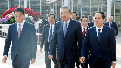 [사진] 당 총서기가 하이퐁시 당위원회 집행위원회와 함께 업무를 보고 있다.