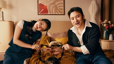 Phan Mạnh Quỳnh bernyanyi tentang kerinduan akan rumah yang damai.