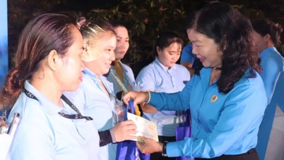 ສະຫະພັນກຳມະກອນຢືນຢູ່ຄຽງຂ້າງຜູ້ອອກແຮງງານ.