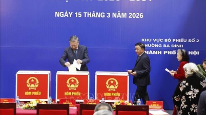 Sekretaris Jenderal To Lam memberikan suara di tempat pemungutan suara nomor 2, kelurahan Ba ​​Dinh, Hanoi.
