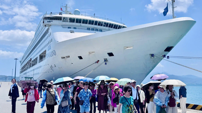 O navio de cruzeiro Piano Land trouxe 1.600 passageiros para Khanh Hoa.