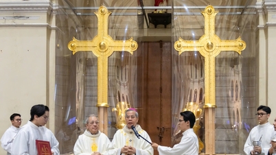 Letakkan dua salib berlapis emas di atas menara zink Katedral Notre Dame.