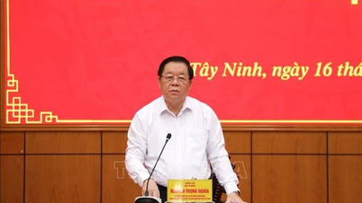 Le général Nguyen Trong Nghia travaille avec le Comité permanent du Comité provincial du Parti de Tay Ninh.