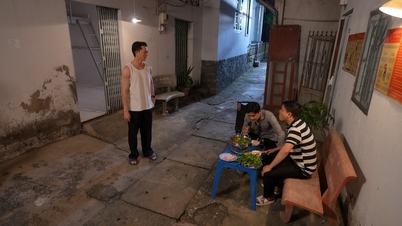 Jangan biarkan penyesalan berlarutan: Rumah tumpangan yang damai dihuru-harakan oleh golongan muda yang taksub dengan karaoke.