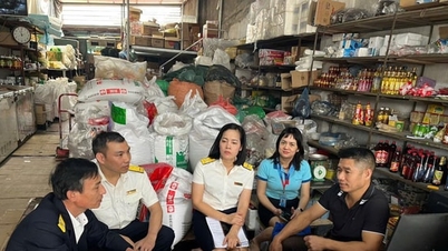 Belastingambtenaren beantwoorden rechtstreeks vragen en gaan in op de zorgen van belastingbetalers in de gemeente Quang Minh.