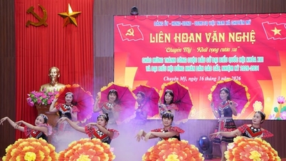 Malam yang meriah dengan pertunjukan budaya merayakan keberhasilan pemilihan di komune Chuyen My.