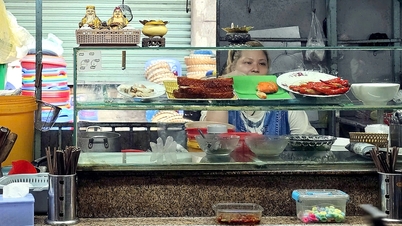 Restauranter og butikker begynner å heve prisene.