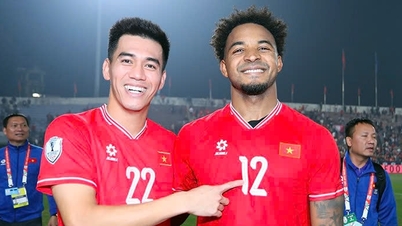 Vietnam vs Malaysia: Tien Linh plays a supporting role to Xuan Son.