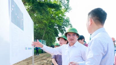 O vice-presidente do Comitê Popular da Província de Nghe An, Phung Thanh Vinh, inspeciona e incentiva o progresso na liberação de fundos para projetos de investimento público na região oeste.
