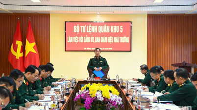 Mayor Jenderal Luong Dinh Chung bekerja di Sekolah Militer Wilayah Militer 5.