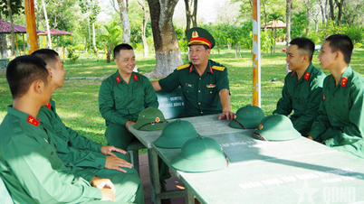 Komisaris politik itu dekat dengan para tentara.