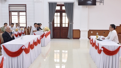 Secretarul de partid al orașului Hanoi, Nguyen Dinh Trung, îi primește pe cetățeni în comuna Khe Tre.