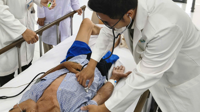 Doctors in Con Dao Island saved the life of a tourist who suffered a stroke while simultaneously administering medication and transferring him to another hospital by helicopter.