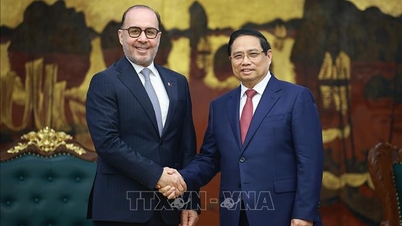 Premiér Pham Minh Chinh přijal velvyslance Kataru.