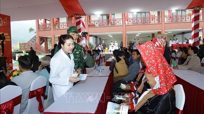 Vietnamesisk og kinesisk militært medisinsk personell samarbeider om å gi medisinsk behandling til folk i grenseområdene.