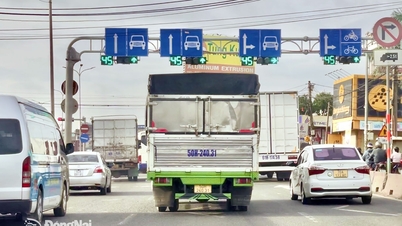 롱탄 골프장 교차로의 교통 흐름을 조정합니다.