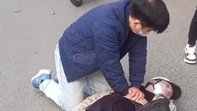 의사가 도로에서 심폐소생술을 시행해 생명을 구한 공로로 뜻밖의 표창을 받았습니다.