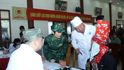 Militär medicinsk personal tillhandahåller medicinsk undersökning och behandling till människor som bor längs gränsen mellan Vietnam och Kina.