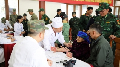 Free medical examinations and medication distribution for border residents of Hoanh Mo commune.