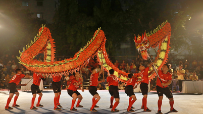 Eine 73 Jahre alte Tanzgruppe, die Löwen, Drachen und Einhörner in Ho-Chi-Minh-Stadt darstellt.