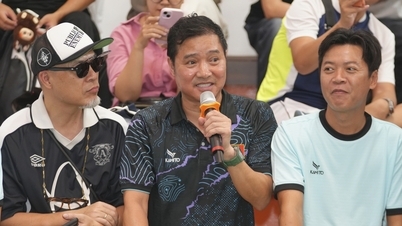 អតីតតារាបាល់ទាត់ Nguyen Hong Son មានវត្តមាននៅថ្ងៃដែល Ly Hoang Nam ស្វាគមន៍មិត្តរួមក្រុមថ្មីរបស់គាត់។