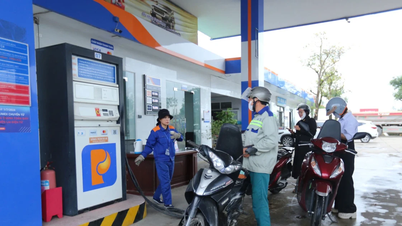 Prețurile benzinei și petrolului continuă să crească astăzi, 18 martie 2026, țițeiul Brent depășind 101 dolari.
