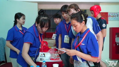 Las camisetas azules de los voluntarios en los eventos deportivos.