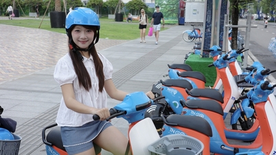 Localnicii și turiștii experimentează cu entuziasm utilizarea bicicletelor electrice publice.