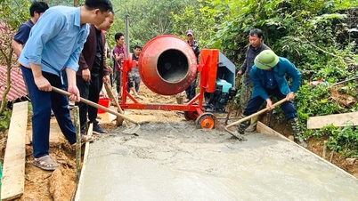 Obec Ngoc Duong zahajuje výstavbu betonové silnice ve vesnici Khuoi Trong.