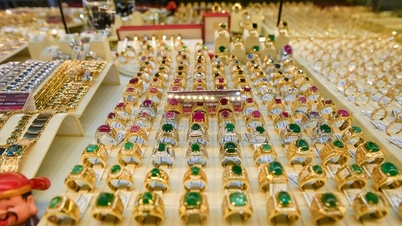 Gold prices fell for the second consecutive week, with those who bought gold at its peak losing more than 11 million VND per ounce in just under half a month.