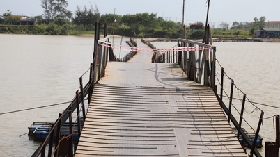 Com o fechamento da ponte flutuante sobre o rio Thach Han, os moradores enfrentam um grande impacto em seus meios de subsistência, pois são obrigados a contornar o rio de bicicleta.
