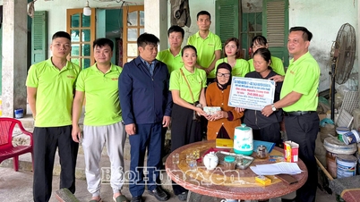 Klub Relawan ke-17 menyumbangkan 240 juta VND untuk mendukung anak-anak kurang mampu di komune Dien Ha.