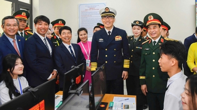 Vietnam ve Çin Savunma Bakanları, Vietnam'ın ilk Genel Sekreteri'nin adını taşıyan bir okulu ziyaret etti.
