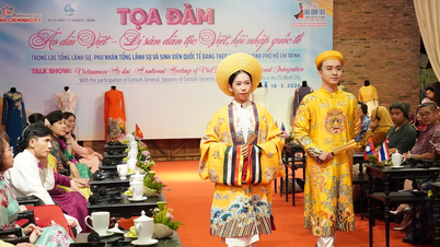 Ao Dai - jembatan budaya antara Vietnam dan teman-teman internasional.