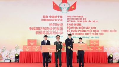 High-level delegations from the Ministries of National Defence of Vietnam and China visit and present gifts to Tran Phu High School.