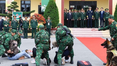 Pohraničníci předvádějí své pracovní psy vietnamskému a čínskému ministrovi obrany.