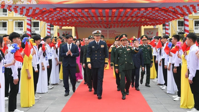 Menteri-menteri Pertahanan Vietnam dan China melawat Sekolah Menengah Tran Phu dan Pos Pengawal Sempadan Tra Co.