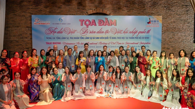 Miss America was onder de indruk van de aanblik van 58.000 mensen in ao dai (traditionele Vietnamese kleding) op de straten van Vietnam.
