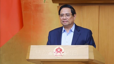 O primeiro-ministro Pham Minh Chinh presidiu uma reunião do Comitê Permanente do Governo para promover a implementação de projetos ferroviários.