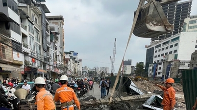 Hanoi quickly handles the incident of a fallen power pole on De La Thanh street.