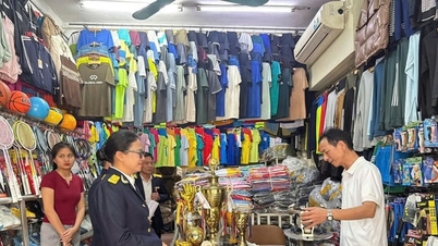 Tung Thien Ward berdiri di sisi isi rumah perniagaan semasa bulan puncak cukai.