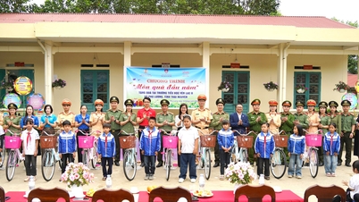 Giving gifts to underprivileged students in Phu Luong commune.