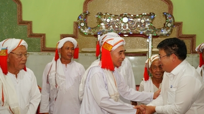 লাম ডং প্রদেশের নেতৃবৃন্দ হাম থুয়ান বাকের তান লিন-এ রামুয়ানকে নববর্ষের শুভেচ্ছা জানাতে সাক্ষাৎ করেন।