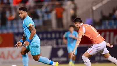 Live football match: Da Nang 1-2 Nam Dinh: Vietnam U23 defender scores a goal.
