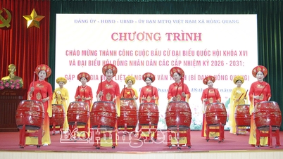 Comuna Hong Quang: A organizat un program cultural pentru a sărbători alegerile de succes.