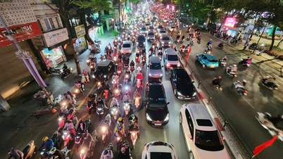 Uma "fortaleza" de quase 100 metros quadrados na Rua Nguyen Trai está causando congestionamento prolongado no trânsito.