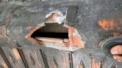 Blasting during stone quarrying caused damage to the roofs of many houses.