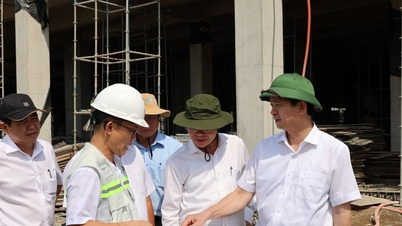 Can Thos partisekreterare Le Quang Tung inspekterar två viktiga projekt i staden.