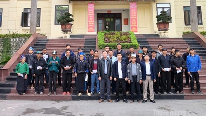 Faire don de cadeaux aux ménages pauvres de Hoang Su Phi