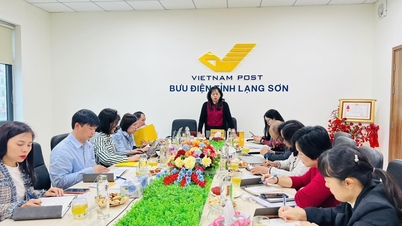 Mme Chu Thi Lan Huong, directrice générale adjointe de la Société des postes du Vietnam, travaille au bureau de poste provincial de Lang Son.
